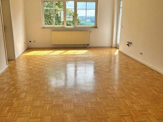 Wohnzimmer mit Balkon