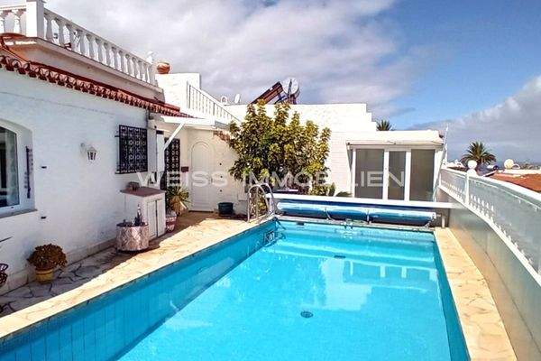 Swimmingpool mit Außenbad und Aufgang zur Dachterrasse