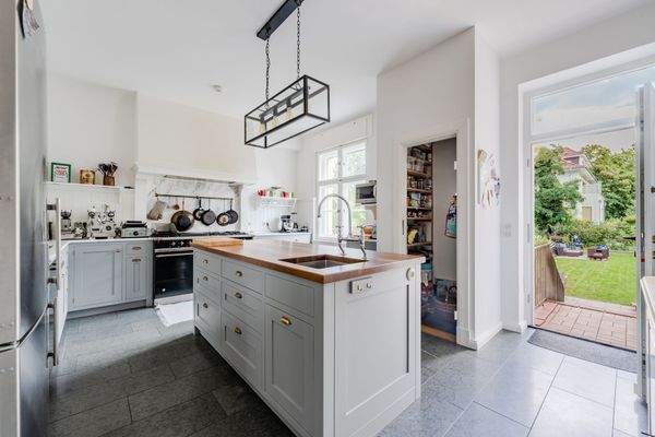 Maßangefertigte Einbauküche mit Zugang zum Garten