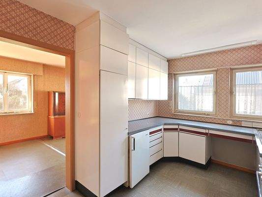 Große, geräumige Küche mit anschließendem Esszimmer