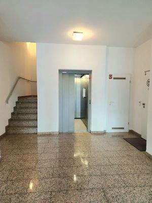 Treppenhaus mit Aufzug