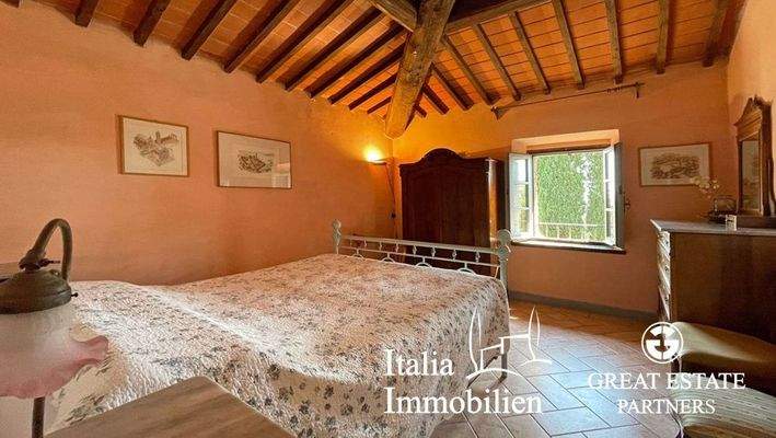 Typisches Bauernhaus mit Swimmingpool, Nebengebäude, Garten mit Olivenhain in Ortsnähe