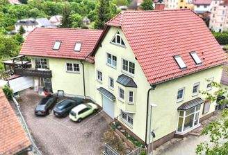 Seitansicht mit Parkplätzen