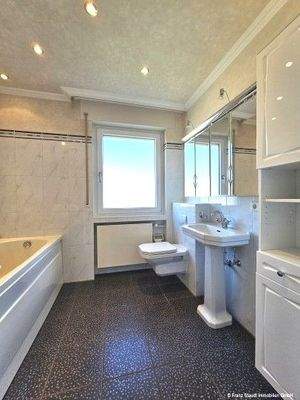 Tageslichtbad mit WC EG