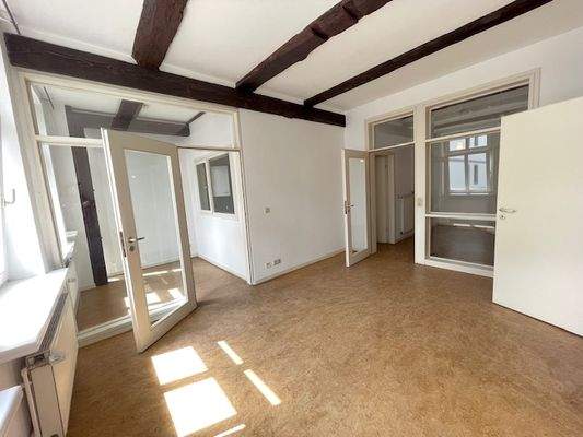 Wohnzimmer mit abgeteiltem Essbereich