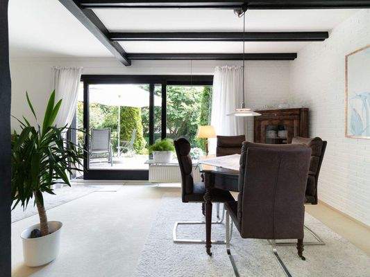 Essbereich mit Zugang zur Terrasse