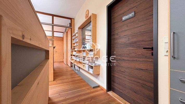 Flur mit Zugang zur Werkstatt