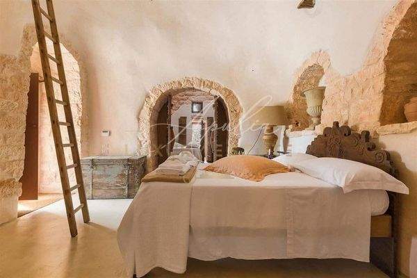 Trulli aus dem 17. Jahrhundert mit Pool