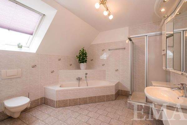 Badezimmer im Dachgeschoss