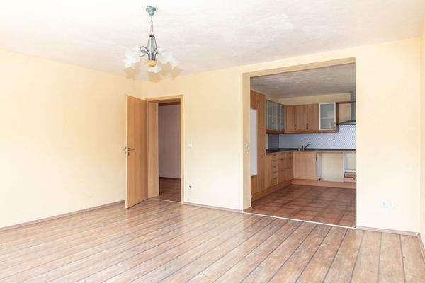 Wohnzimmer mit offener Küche UG