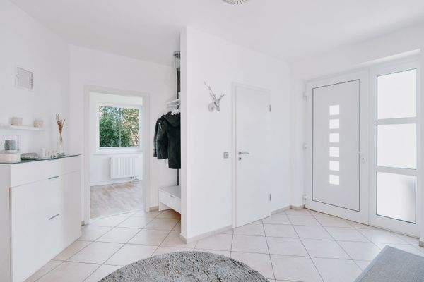 Eingangsbereich mit Garderobennische & Gäste WC