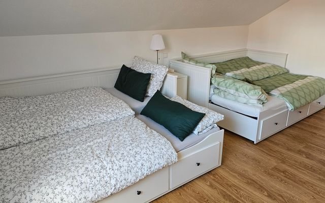 Schlafzimmer mit 2 ausgezogenen Betten