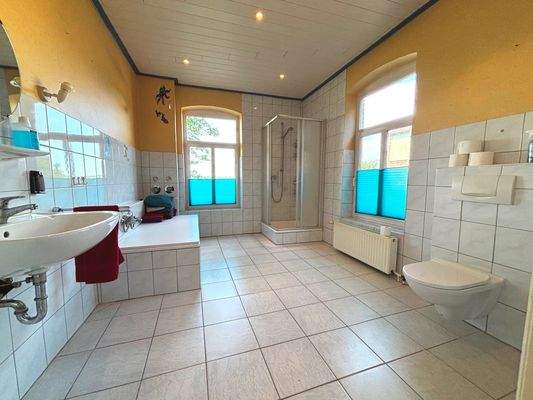 Bad mit Dusche und Wanne