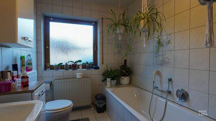 Badezimmer mit Badewanne und Fenster