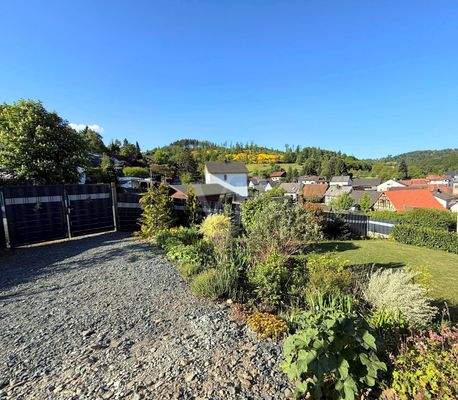 Einfahrt und Fernblick