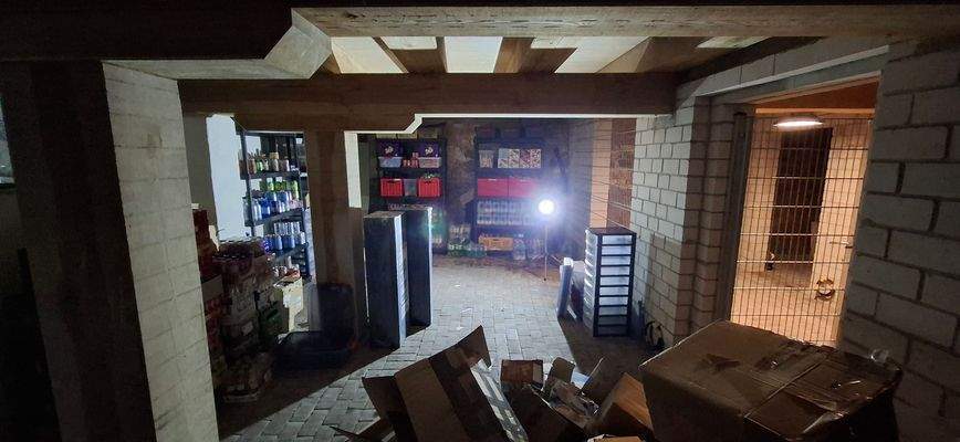 STLA62 05 Kellerabteil links.jpg