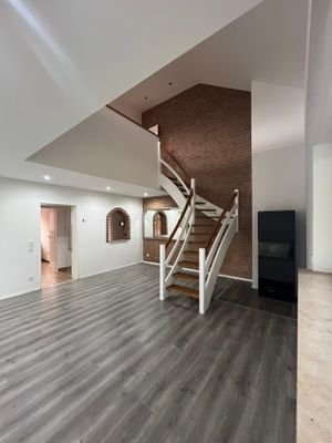 Wohnzimmer mit Treppe