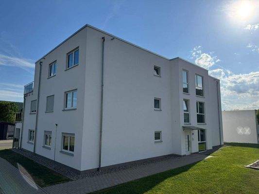 Rückansicht/ Eingang Gebäude