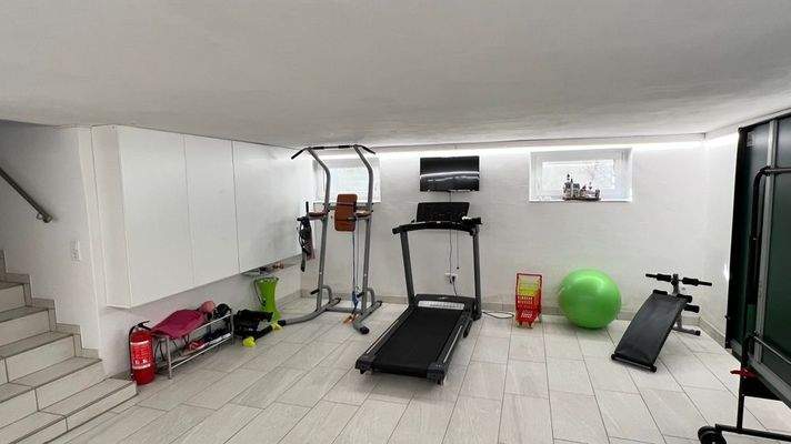 Fitnessbereich im Keller