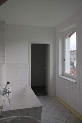 Bad mit Fenster und Badewanne