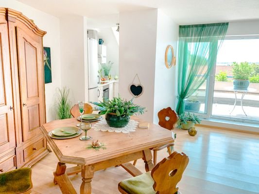 Wohnessbereich mit halboffener Küche und Balkon