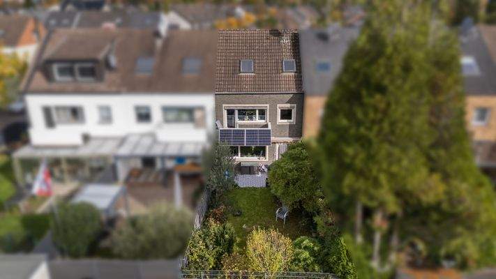 Gartenansicht mit Balkonkraftwerk