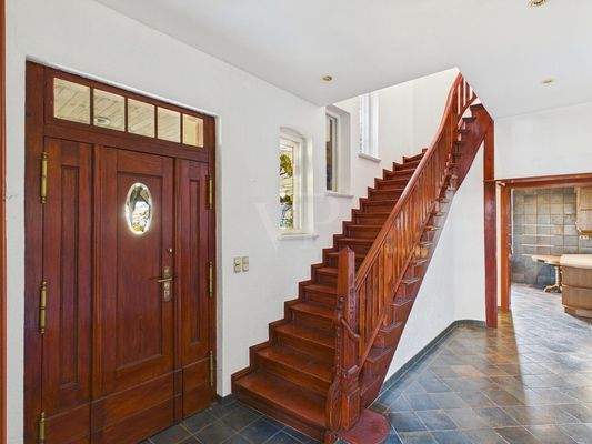 Eingangsbereich mit originaler Trepp