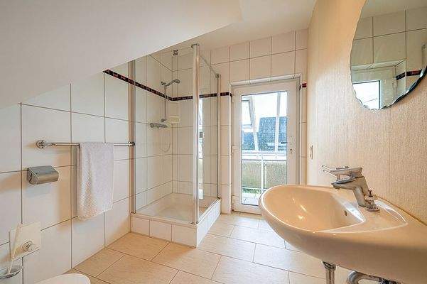 200-8560_Duschad_OG_gestaged