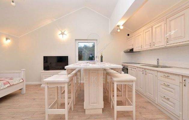 Esstisch als Theke mit Barhockern