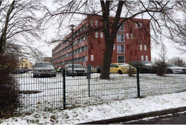 angrenzendes Wohnheim neben Ladenstraße