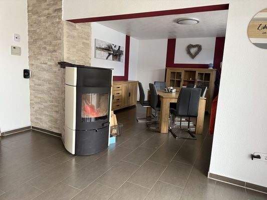 Holzofen im Wohn-/Essbereich