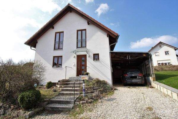 Haus - Eingangseite m. Carport