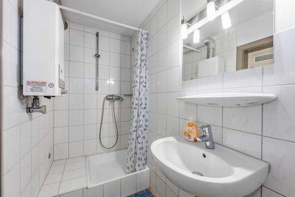 Gemeinschaftsbadezimmer im DG