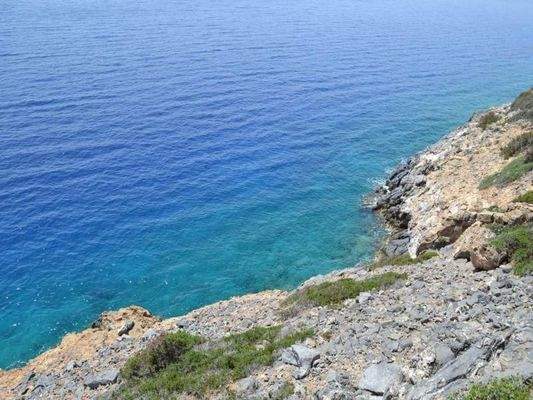 Kreta, Elounda: Großes, erstklassiges Grundstück in erster Meereslinie zu verkaufen