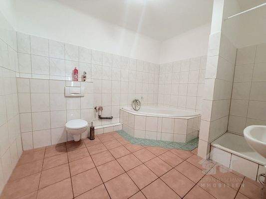 Bad mit Wanne und Dusche