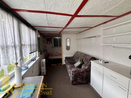 Innenraum der Gartenlaube mit Schlafgelegenheit