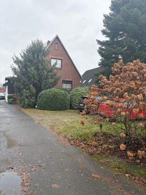 Blick von der Straße auf das ältere Haus
