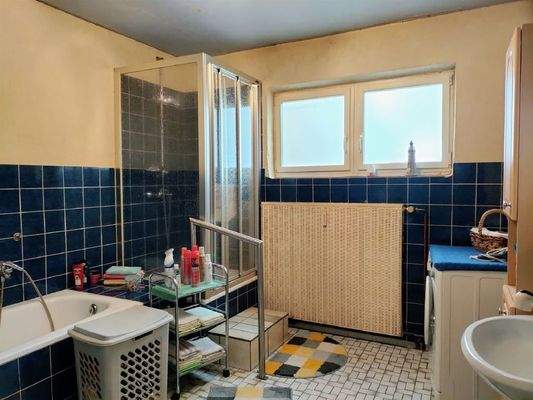 Bad Wohnung OG rechts