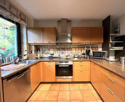 Einbauküche mit Blick in den Wohnraum