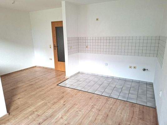 Wohnzimmer mit offener Küche