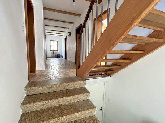 zum Eingang und zum Keller