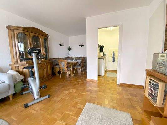 Wohnzimmer und Küchennische.JPG