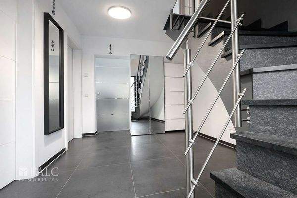 Moderner Entree mit grauen Akzenten