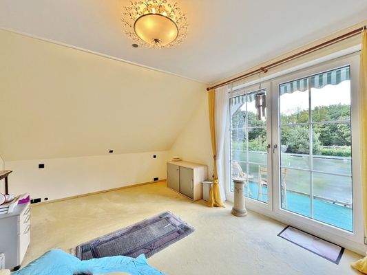 Schlafzimmer 1mit Zugang auf den Balkon