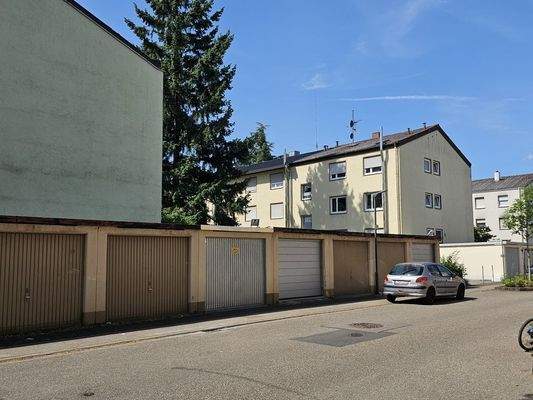 Garagenanlage dahinter das Wohnhaus