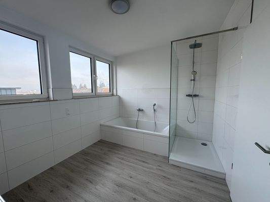 Tageslichtbad mit Dusche und Badewanne