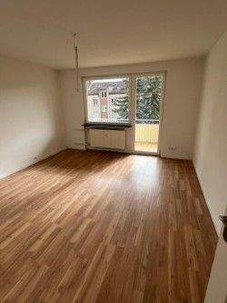 Großzügiger Wohn-/Essbereich mit direktem Zugang auf den Balkon