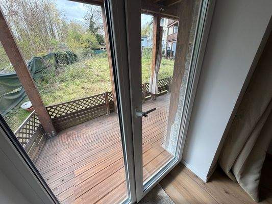 Große Terrasse mit Gartenblick