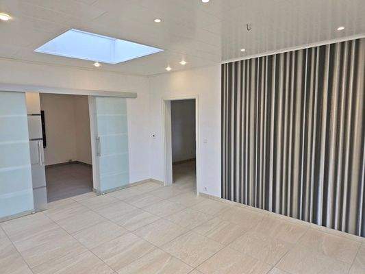 Esszimmer mit Glas-Schiebetür zur Küche