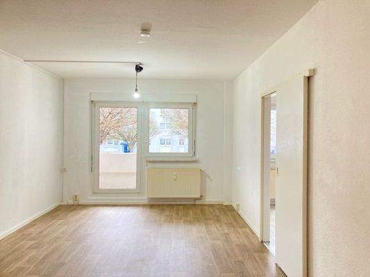 Wohnzimmer mit Balkon